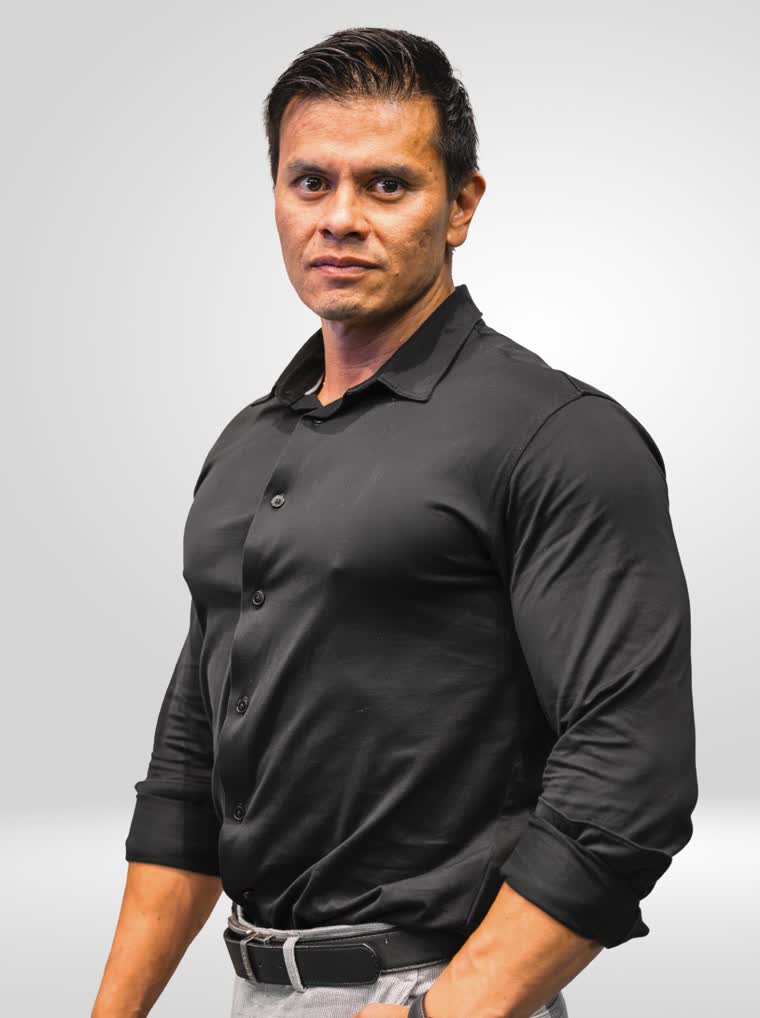 Hugo Eiti, de camisa preta